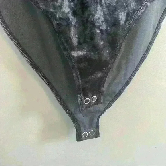 Forever 21 dark blue crushed velvet bodysuit size medium - Picture 5 of 9